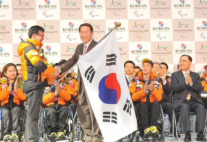 김성일 대한장애인체육회장에게 선수단기를 반납중인 한성일 선수단장