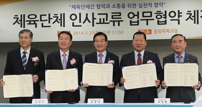 배종신 태권도진흥재단 이사장, 김성일 대한장애인체육회장, 서상기 국민생활체육회장, 김정행 대한체육회장, 정정택 국민체육진흥공단 이사장등이 협약서 서명을 마친 뒤에 기념사진 촬영