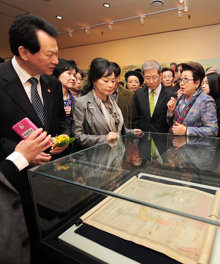 김혜정 경희대학교 혜정박물관장의 설명으로 지도를 관람 중인 서남수 교육부 장관, 조현재 문화체육관광부 제1차관 등 주요 내빈들