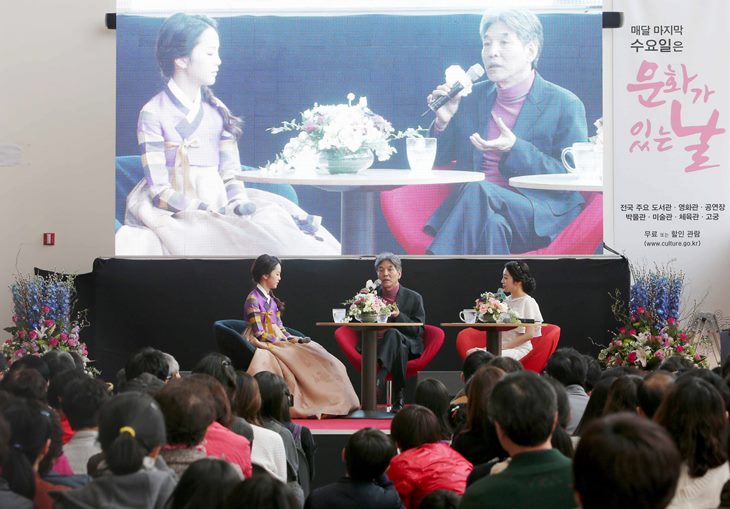 문화의 날을 맞아 촐라체’, ‘은교’의 저자 박범신 작가와 송소희 국악소녀가 감명 깊게 읽은 책에 대해 이야기를 나누고 있습니다.