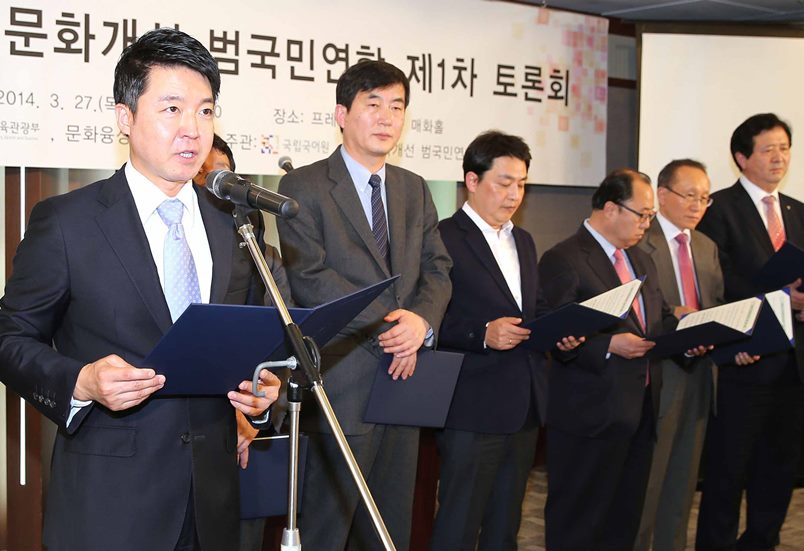 한국아나운서연합회 회장 신동진 아나운서가 결의문을 낭독하고 있습니다.