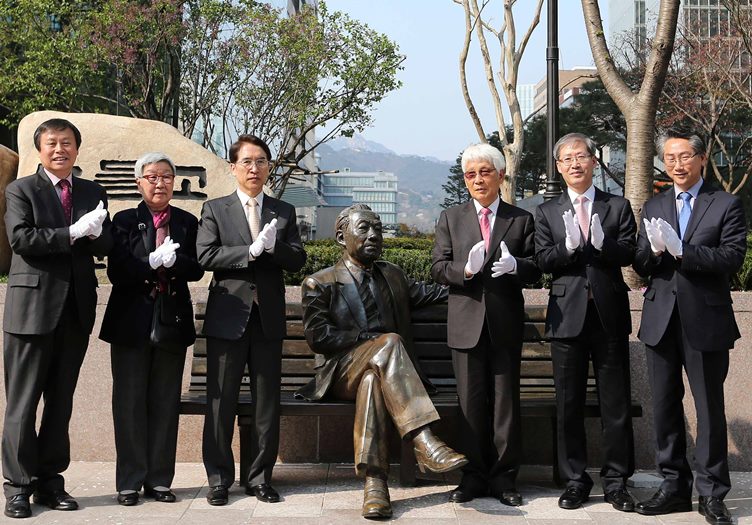  기념촬영 중인 도종환의원, 염희영 유족대표, 신창재 교보생명회장, 유종호 대한민국예술원회장, 조현재 문체부 제1차관, 김영종 종로구청장