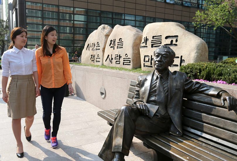 횡보 염상섭의 상을 보고 있는 시민들