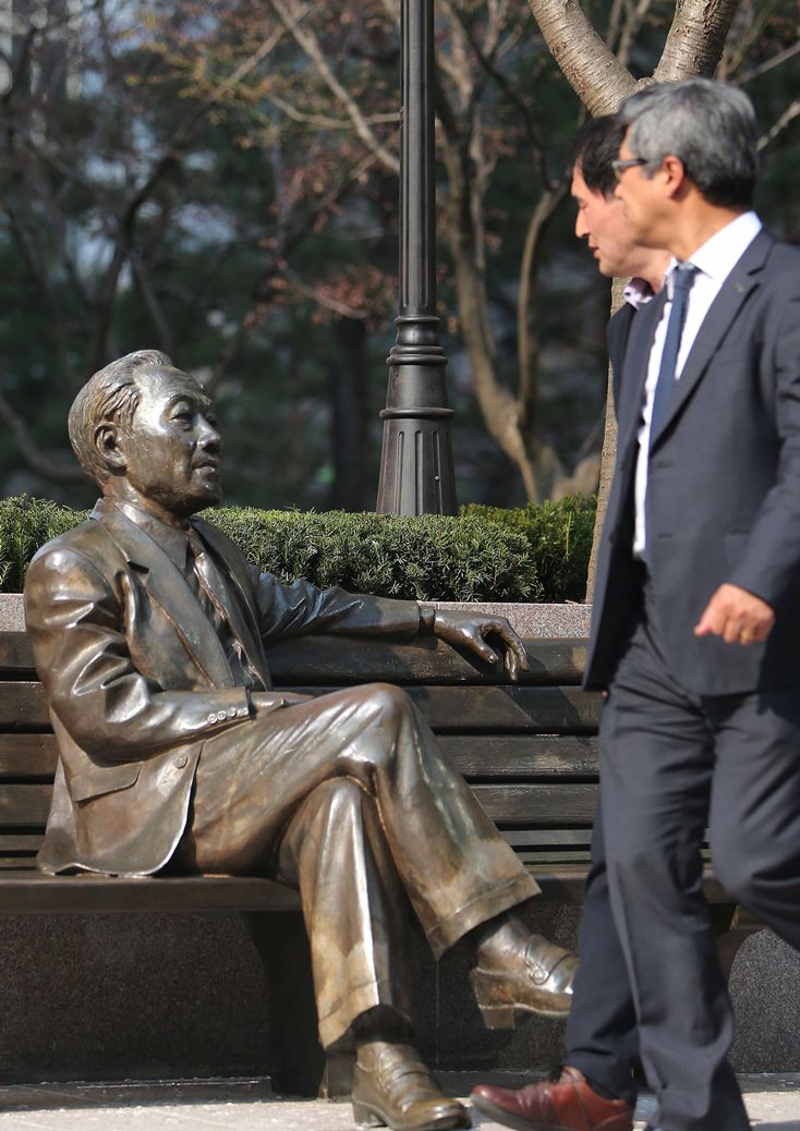  횡보 염상섭의 상을 보고 있는 시민들