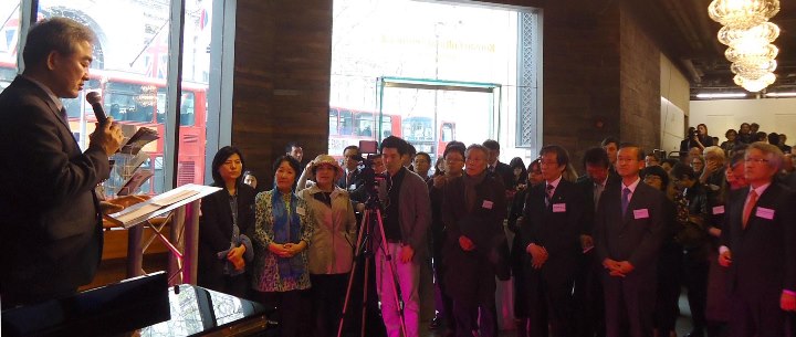 런던도서전 한국 주빈국 참가 리셉션에서 인사말을 건네고 있는 유진룡 문화체육관광부 장관
