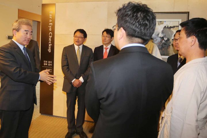 중국인 관광객과 이야기를 나누고 있는 유진룡 문화체육관광부 장관