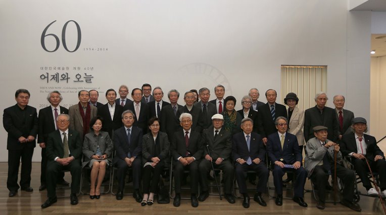 기념 사진 촬영 중인 유진룡 문화체육관광부 장관, 유종호 대한민국예술원 회장, 정형민 국립현대미술관 관장, 권영빈 한국문화예술위원회 위원장 등 대한민국예술원 회원들