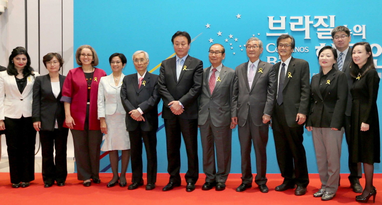 기념촬영중인 김왕식 대한민국역사박물관장, 에지문두 수쑤무 후지따 주한브라질대사 등 주요내빈들