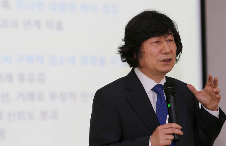 '미술시장 진단과 발전 방안'이라는 주제로 발표 중인 최병식 경희대 미술학부 교수