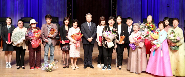 서초동 국립국악원에서 열린 ‘기념촬영 중인 2014 예술가의 장한 어머니상’ 시상식에서 올해의 장한 어머니로 선정된 7명이 자녀 예술가들, 유진룡 문화체육관광부 장관