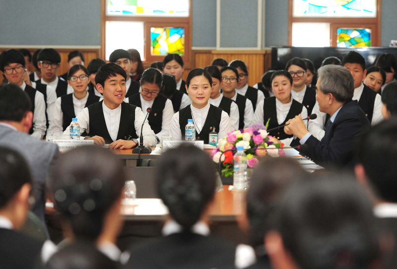 유진룡 문체부 장관과 한국관광고등학교 학생들의 대화하는 모습