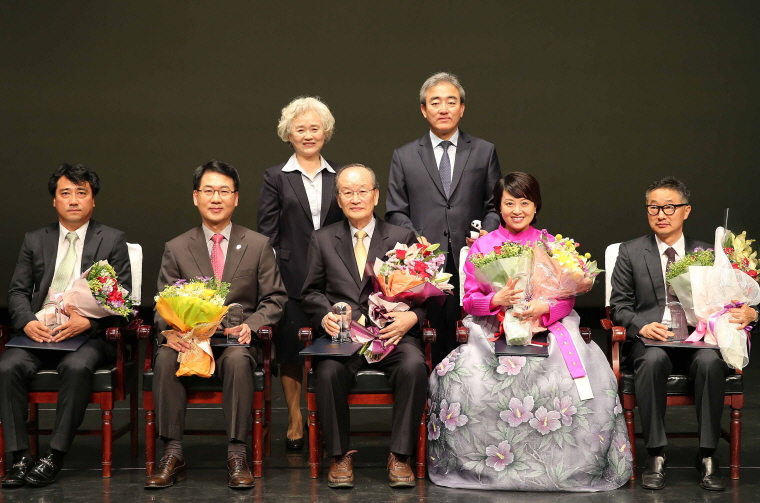 제33회 세종문화상에서 기념촬영 중인 이익섭 서울대학교 명예교수 등 문화 창달에 이바지한 수상자들과 유진룡 문체부 장관
