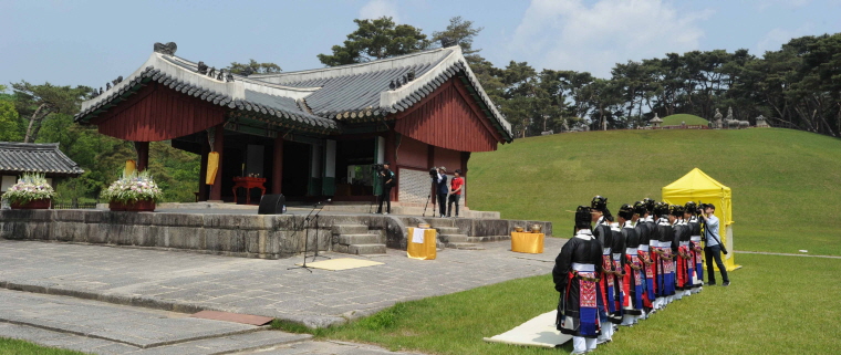 숭모제전(崇慕祭典)을 봉행 장면
