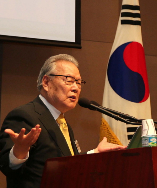 세계 속 한국말의 힘’이라는 제목으로 기조강연을 진행중인 이어령 세종학당 명예학당장