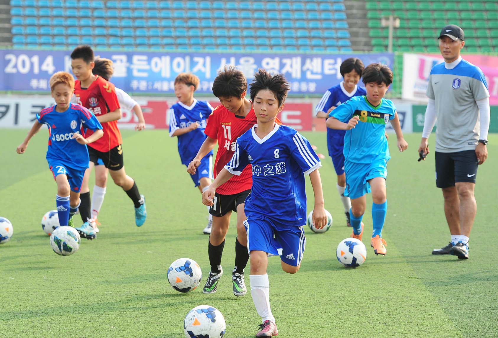 공을 차는 초등학생들