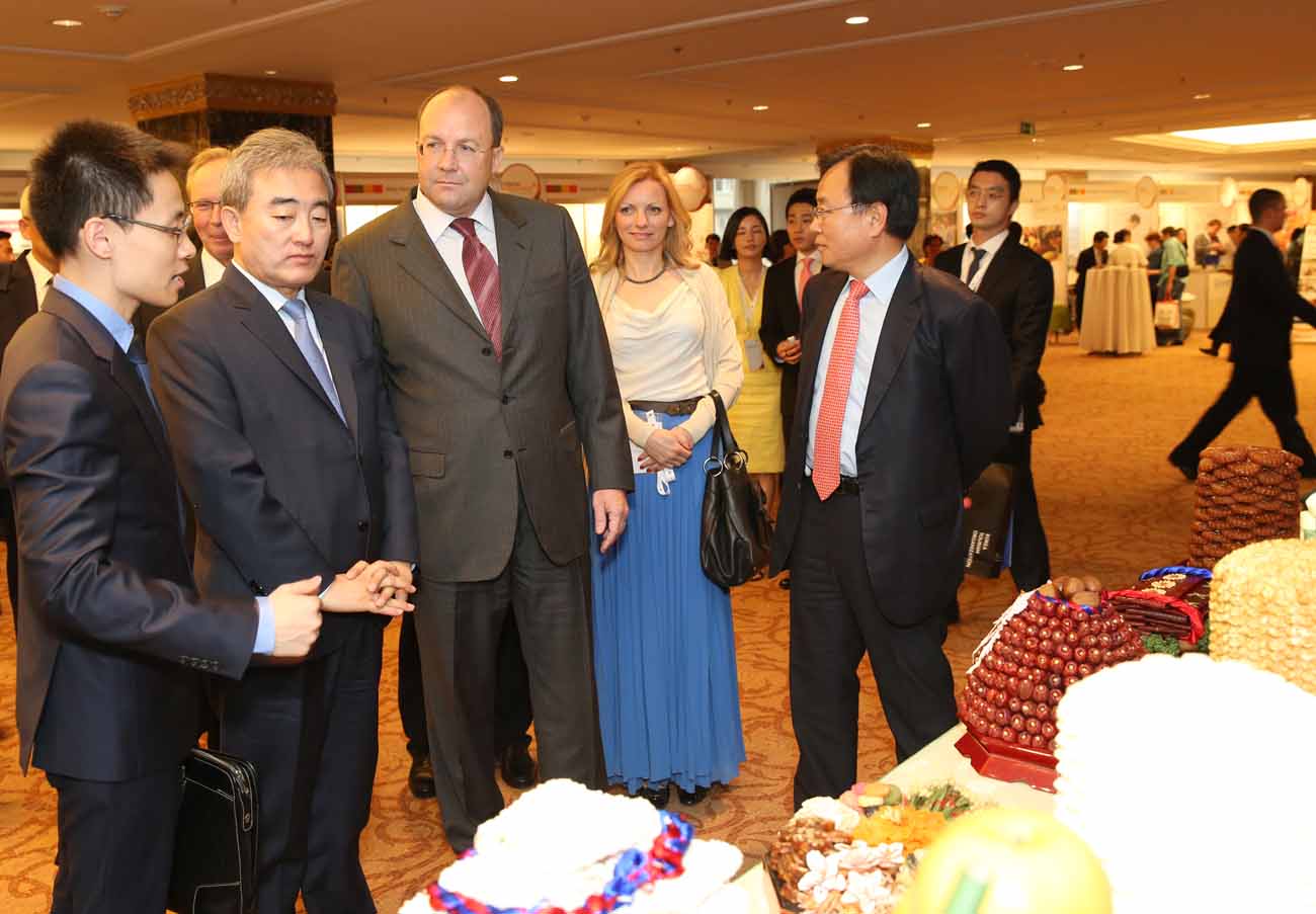 한국 홍보부스 관람하는 유진룡 문화체육관광부 장관과 올렉 사포노프 러시아 관광청장