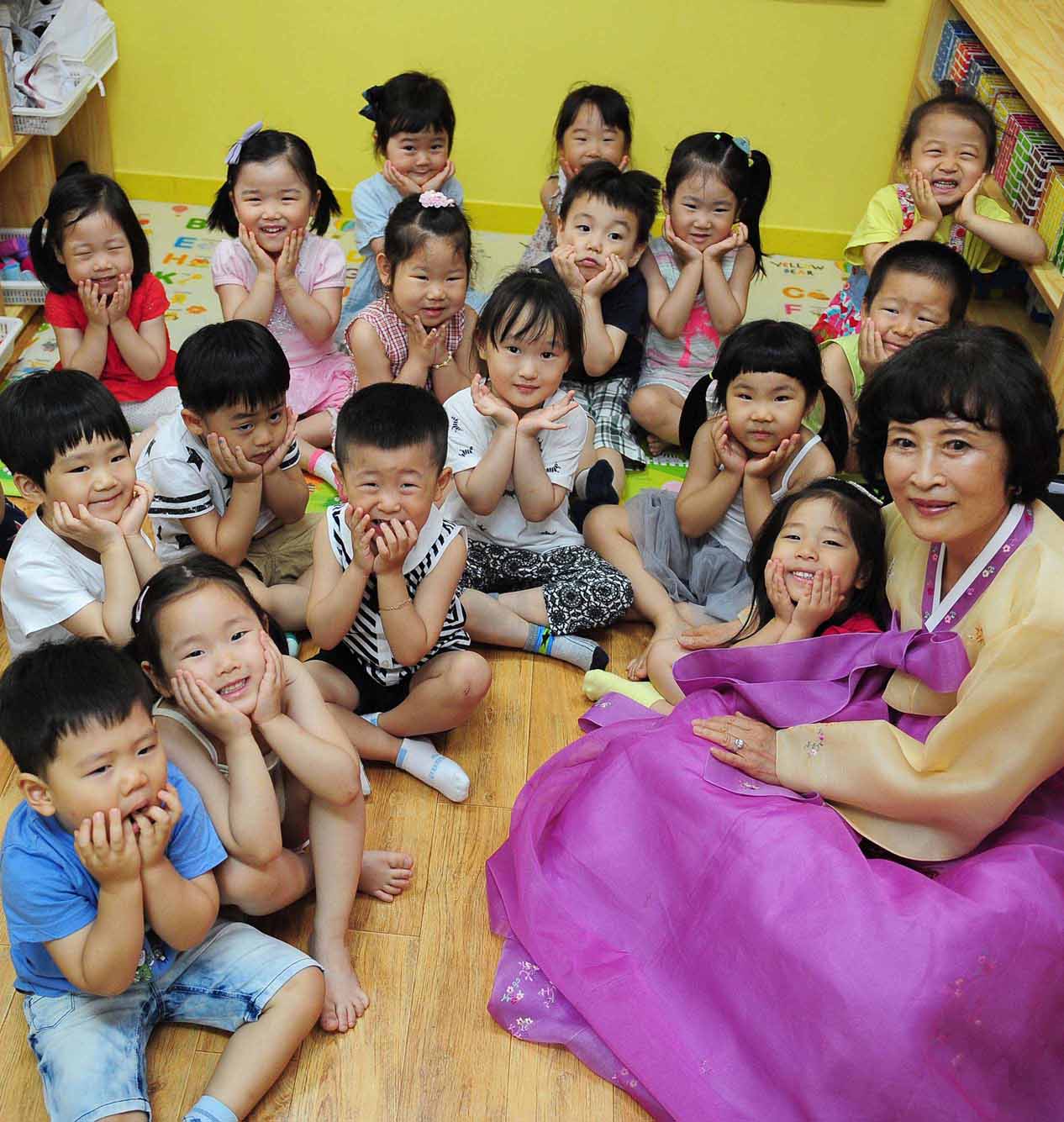 이야기할머니와 기념 사진을 찍고 있는 아이들