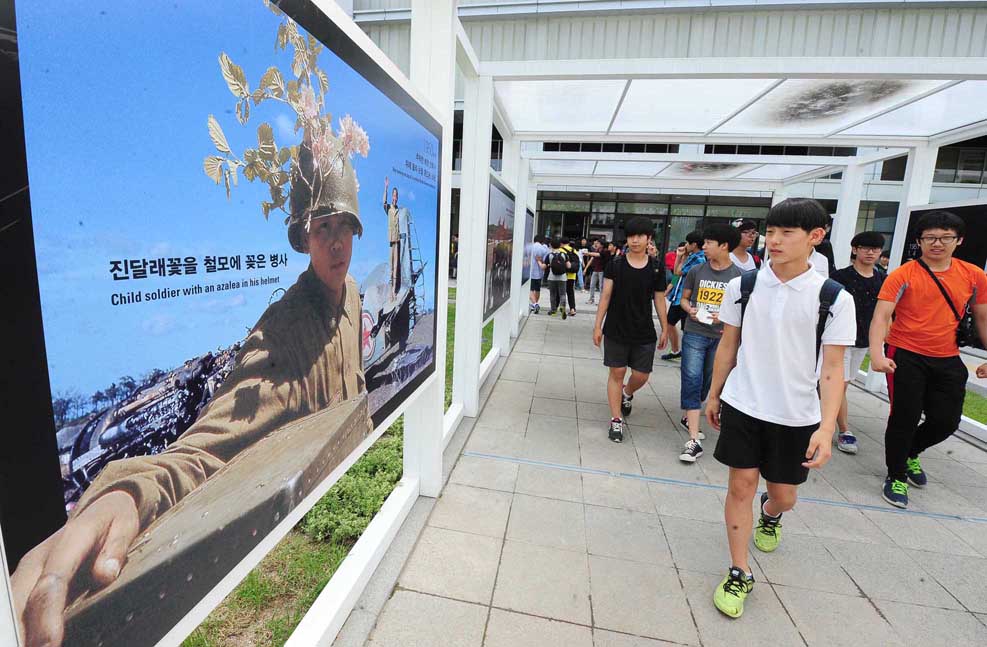 진달래 꽃을 철모에 꽂은 병사