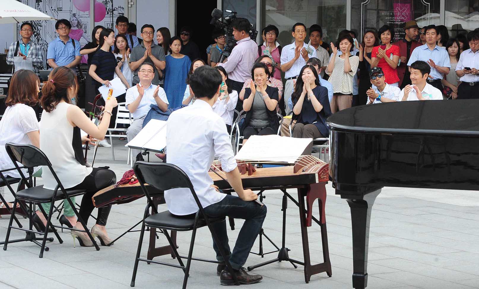 문화가 있는 날, ‘역사콘서트 메모리를 관람하는 관람객들