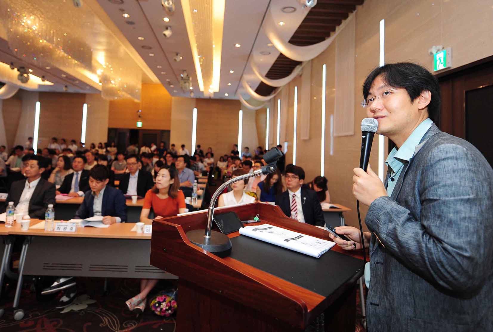 스마트 시대의 저작권 생태계’라는 제목으로 발표 중인 최진원 대구대 교수