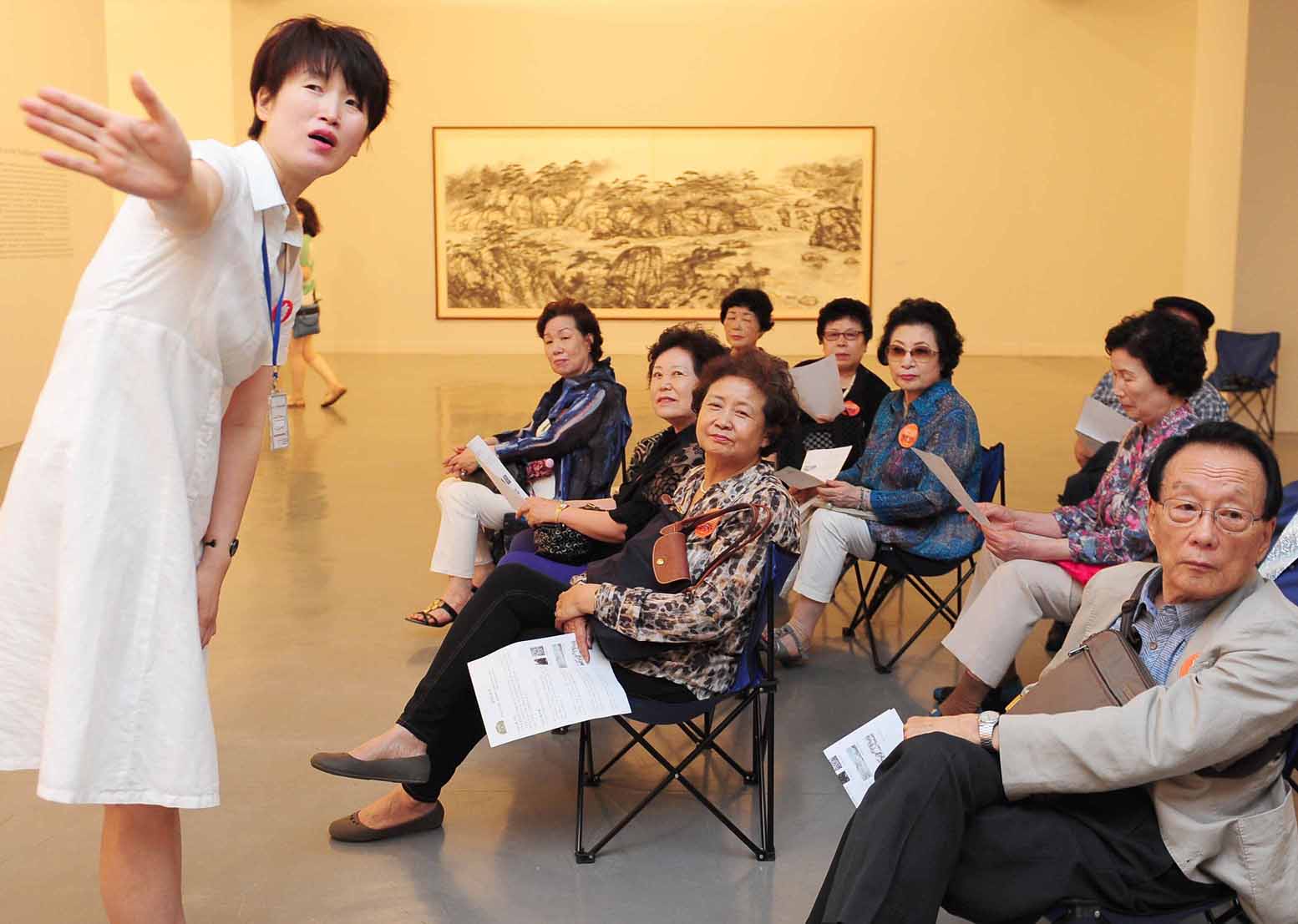 어르신을 위한 ‘낭만 수요일’ - 국립현대미술관 과천관에서 전시해설사의 설명으로 감상중인 어르신들