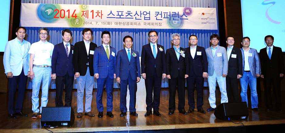 기념촬영 중인 김종 문체부 제2차관, 이창섭 국민체육진흥공단 이사장, 발표자 및 토론자들