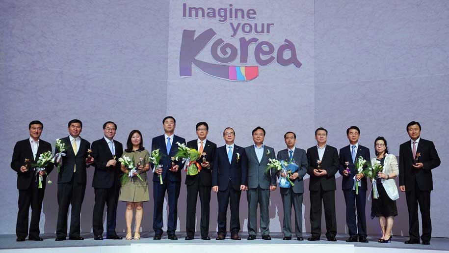 기념찰영 중인 김기홍 문체부 관광국장, 변추석 한국관광공사 사장이 경남 창녕 우포늪을 비롯, 9개 부문 수상자들