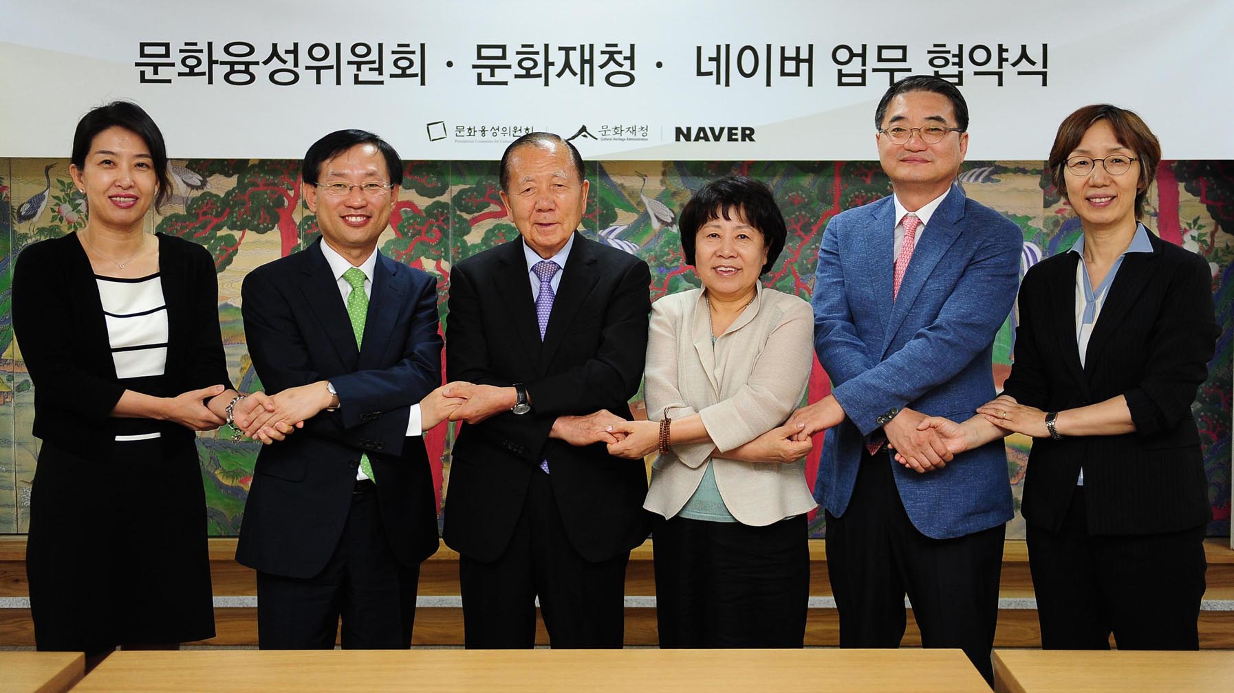 기념촬영중인 김동호 문화융성위원회 위원장, 나선화 문화재청 청장, 김상헌 네이버(주) 대표이사