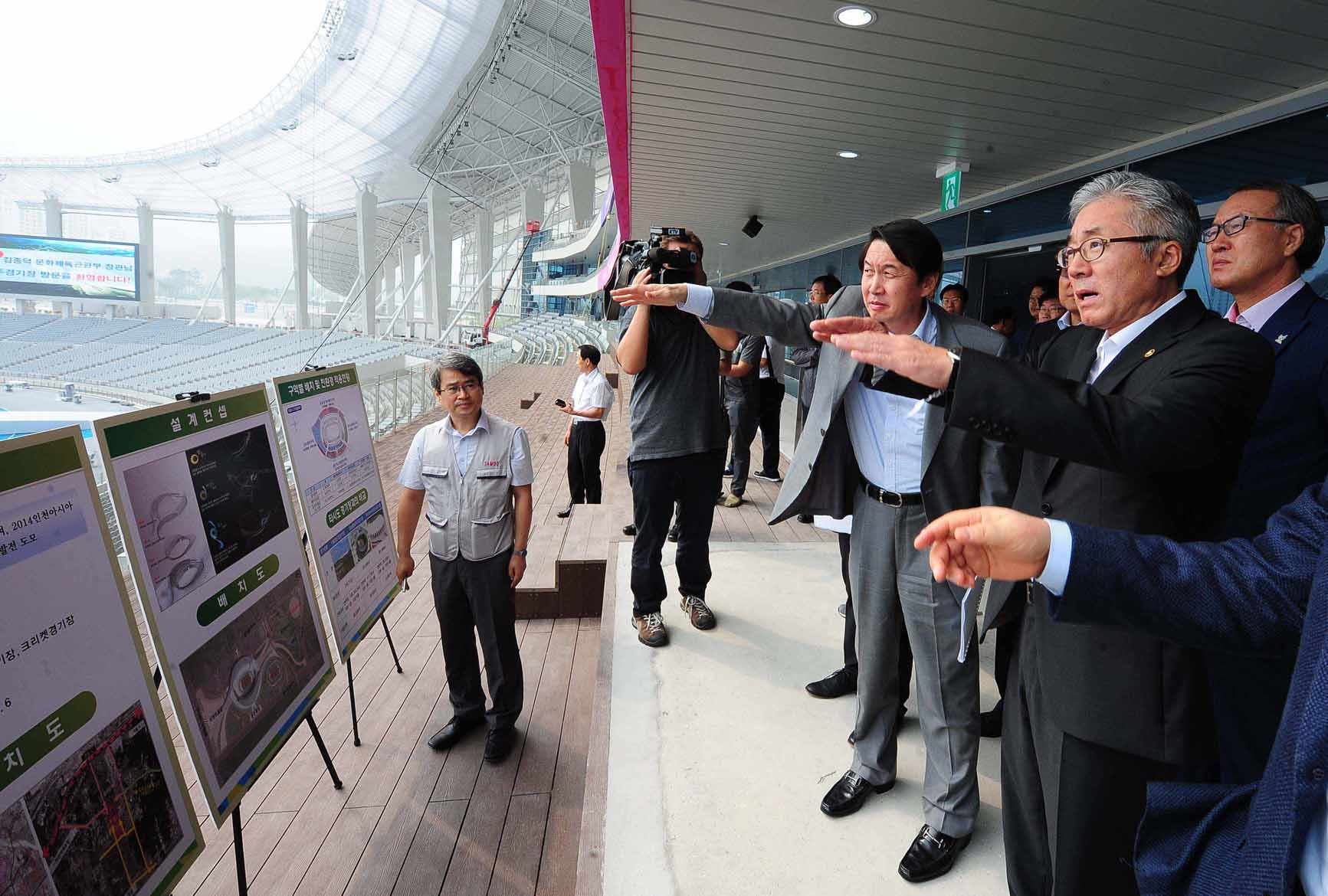 2014인천아시아경기대회 주경기장에서 인천아시아경기대회와 인천장애인아시아경기대회 준비 상황을 보고받고 있는 김종덕 문체부 장관