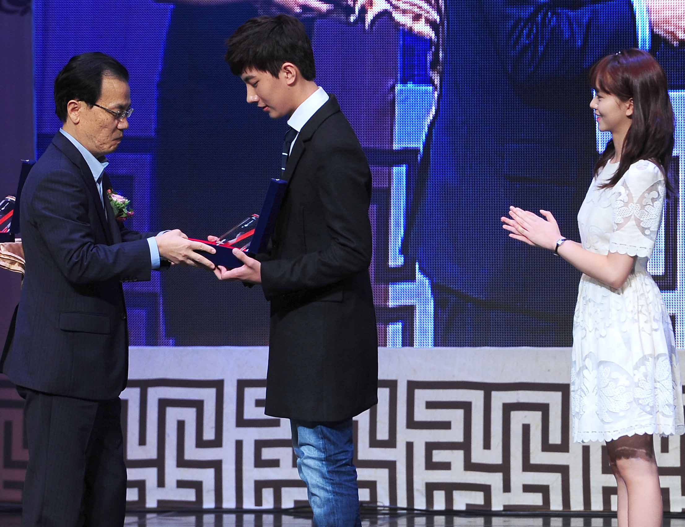 김희범 문화체육관광부 차관이 오재무, 김소현 아역배우에게‘우리말 수호천사’위촉장 수여