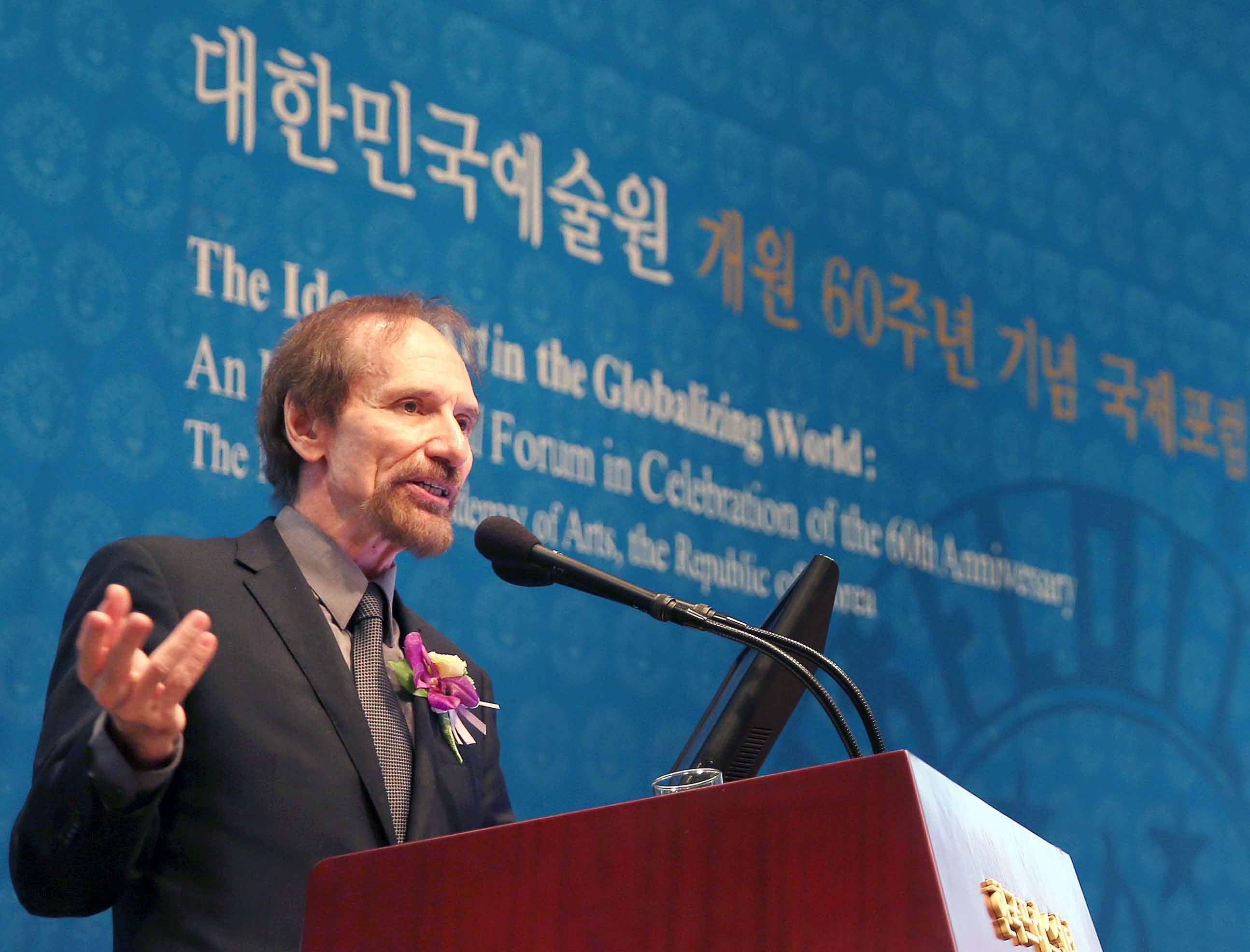 ‘다문화 세계에서의 예술’이라는 주제로 발표를 하고 있는 리차드 바인(Richard Vine) 아트 인 아메리카(Art in America) 편집장