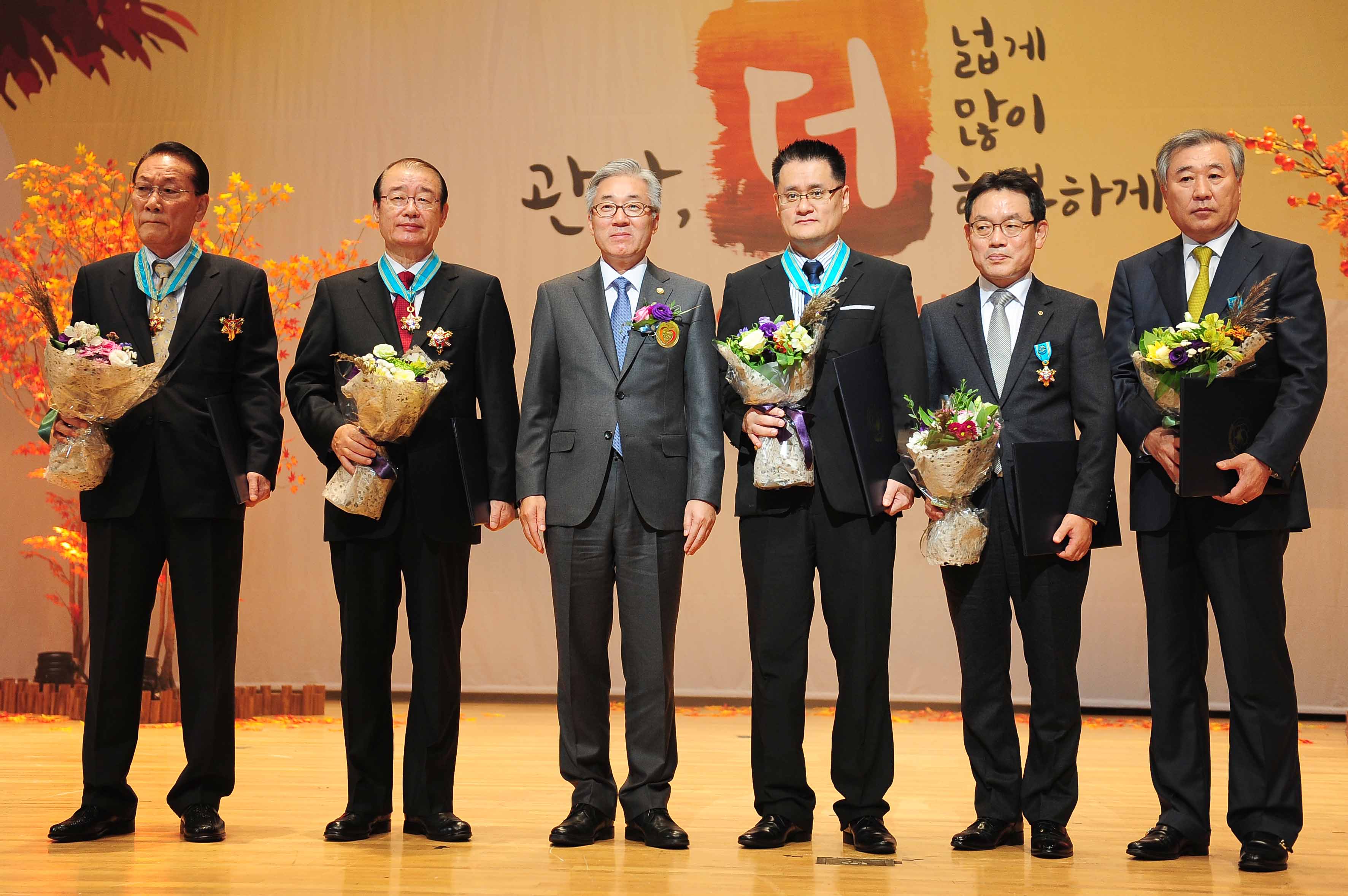 김종덕 문화체육관광부 장관이 은탑산업훈장을 비롯하여 동․철․석탑훈장 수여를 마친 뒤에 기념촬영을 하고 있다.