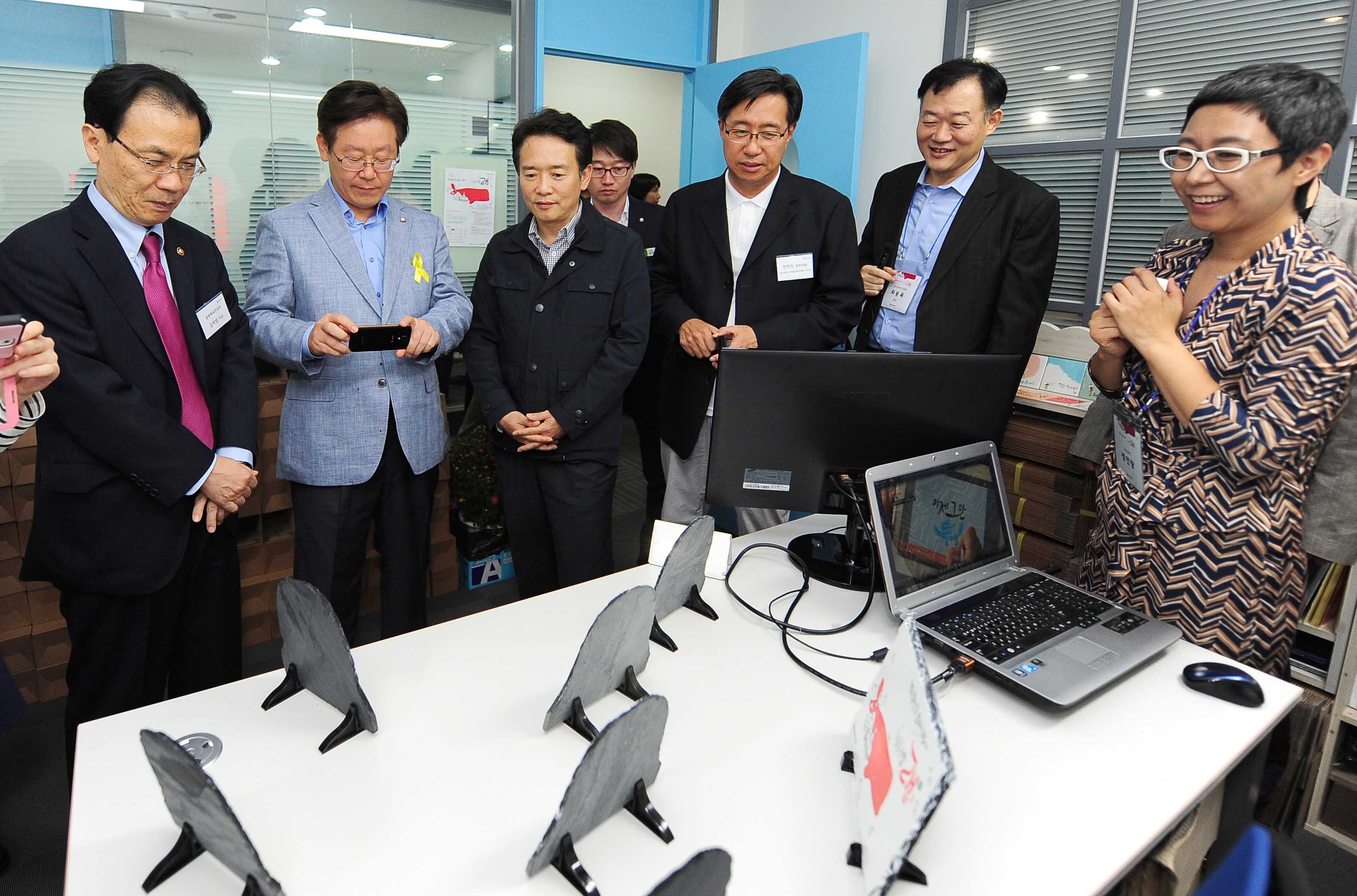 김희범 문화체육관광부 제1차관, 남경필 경기도지사, 이재명 성남시장 등 주요 내빈들이 입주 업체를 둘러보고 있다.