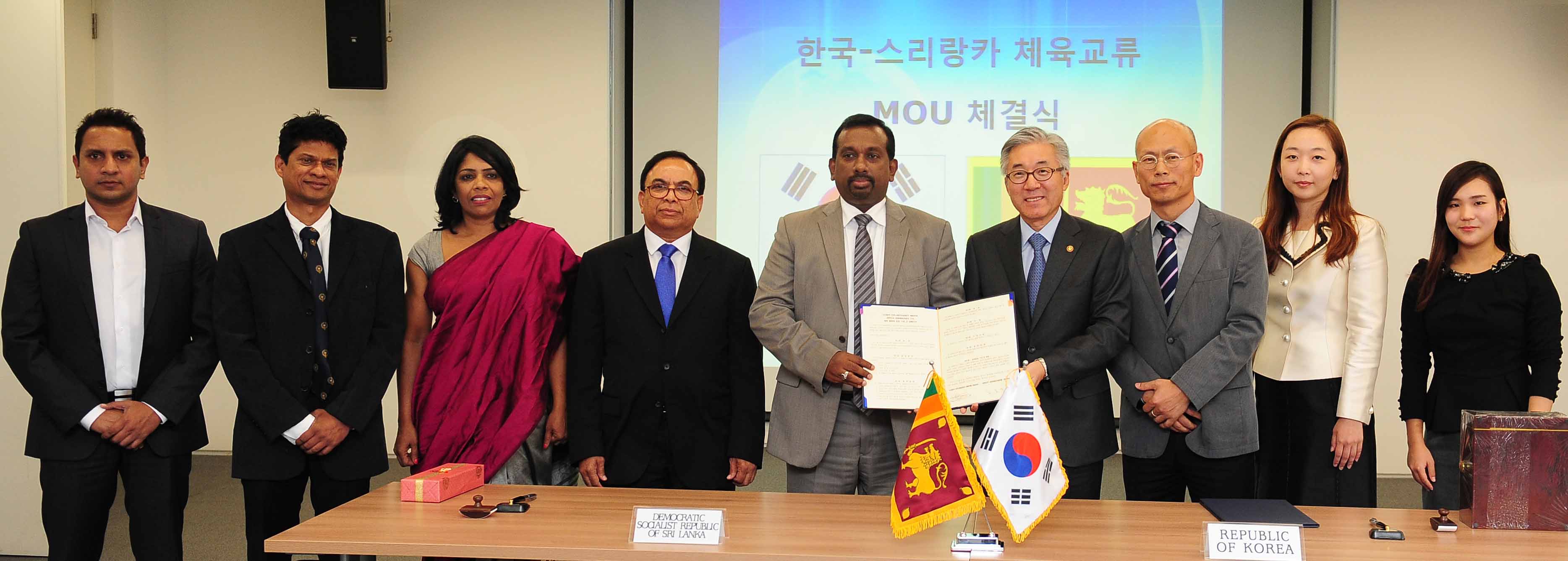 김종덕 문화체육관광부 장관이 마힌다난다 알루뜨가마게(Mahindananda Aluthgamage) 스리랑카 체육부 장관과 함께 관계자들과 기념촬영을 하고 있다.