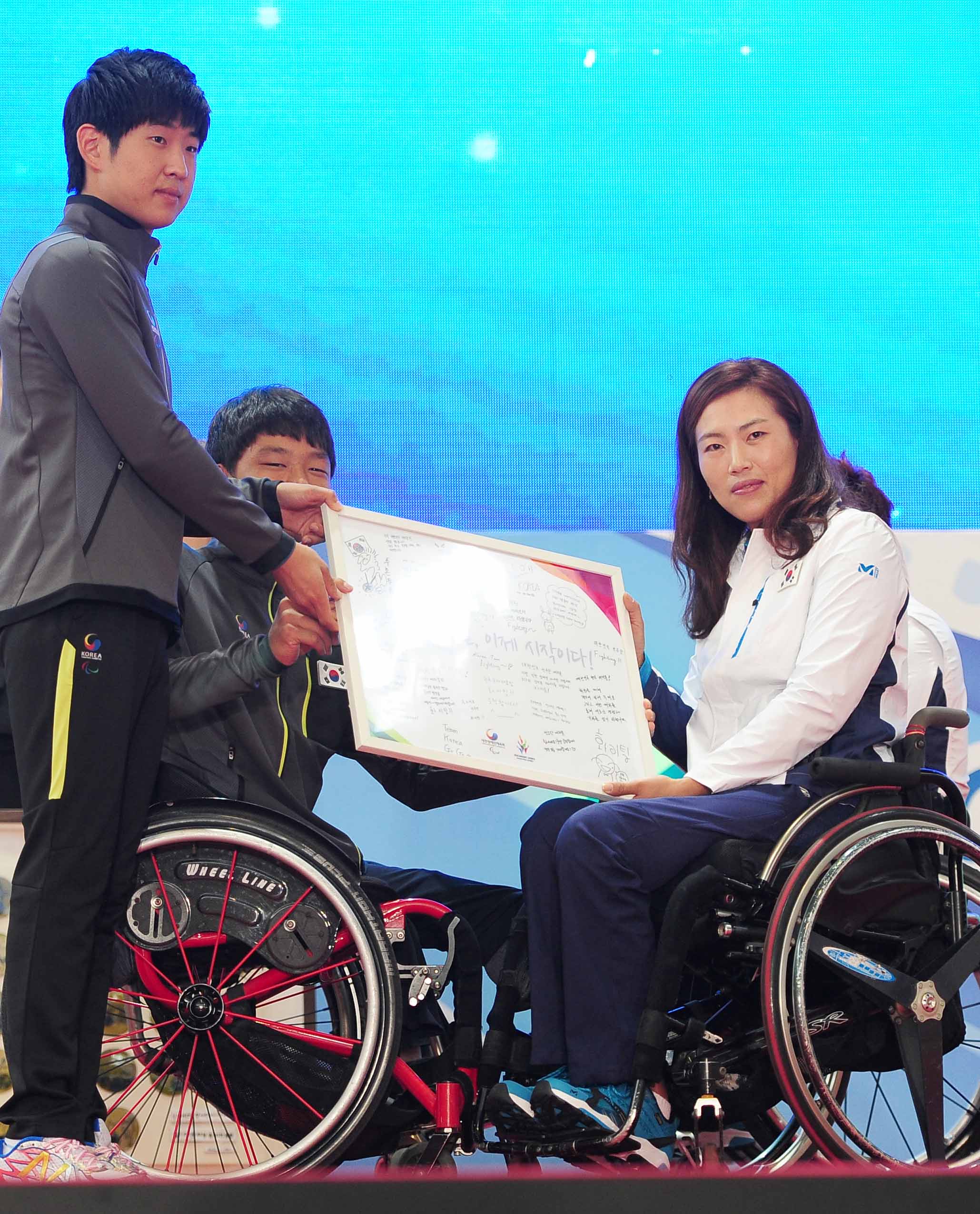 꿈나무 선수들이 휠체어테니스 박주연 선수에게 선전을 기원하는 응원 메시지를 담은 액자를 전달하고 있다.