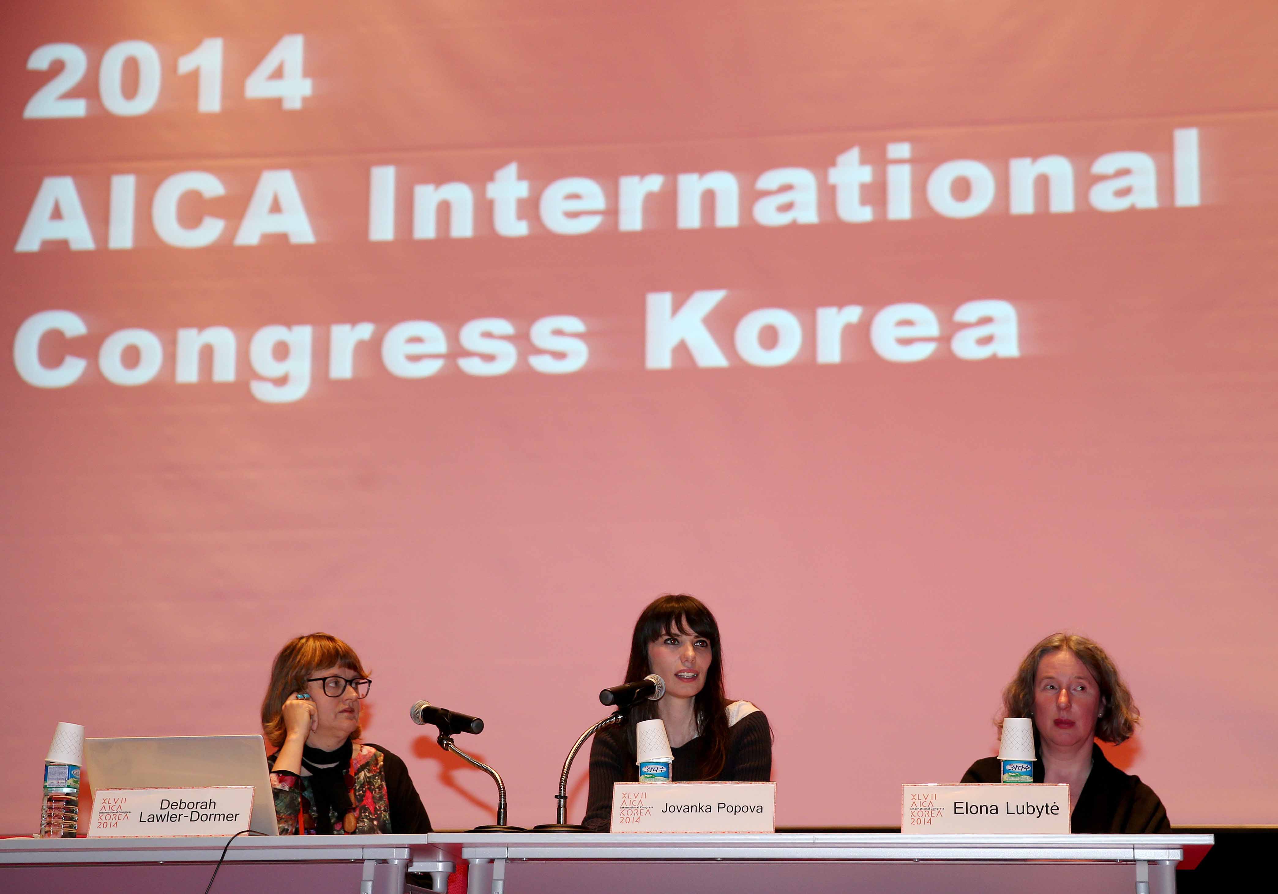 2014 ACIA International Congress Korea - 엘로나 루비테(Elona Lubyte) 리투아니아 미술비평가, 요반가 포포바(Jovanka Popova) 마케도니아 큐레이터, 데보라 롤러-도머(Deborah Lawler-Dormer) 뉴질랜드 큐레이터가 ‘분열된 사회에서의 미술 비평’이라는 제목으로 토론이 진행되고 있다.