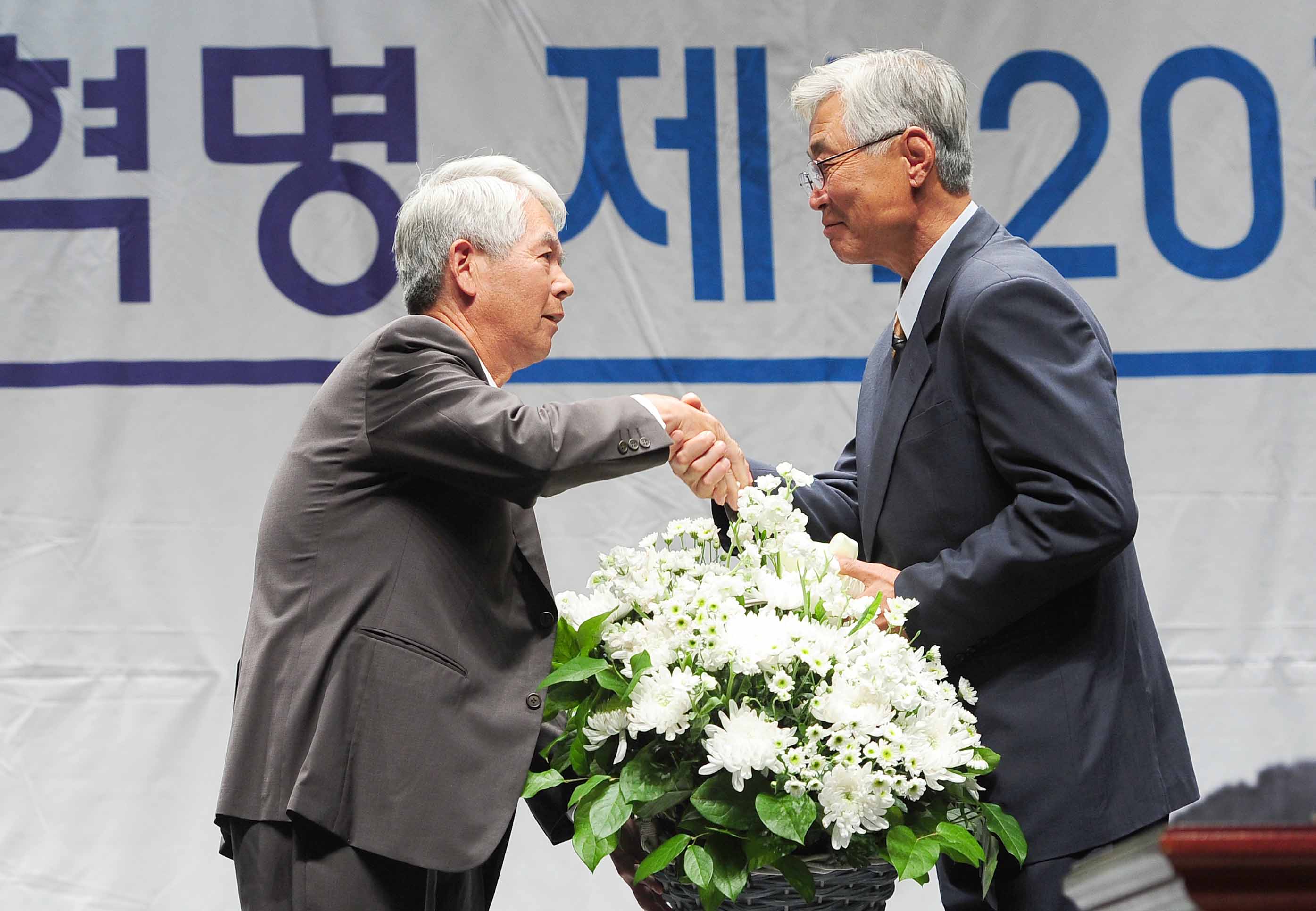 일본 진압군(후비보병) 후손이 참석해 화해의 조화를 김석태 전국동학농민혁명유족회 회장에게 전달하고 있다.