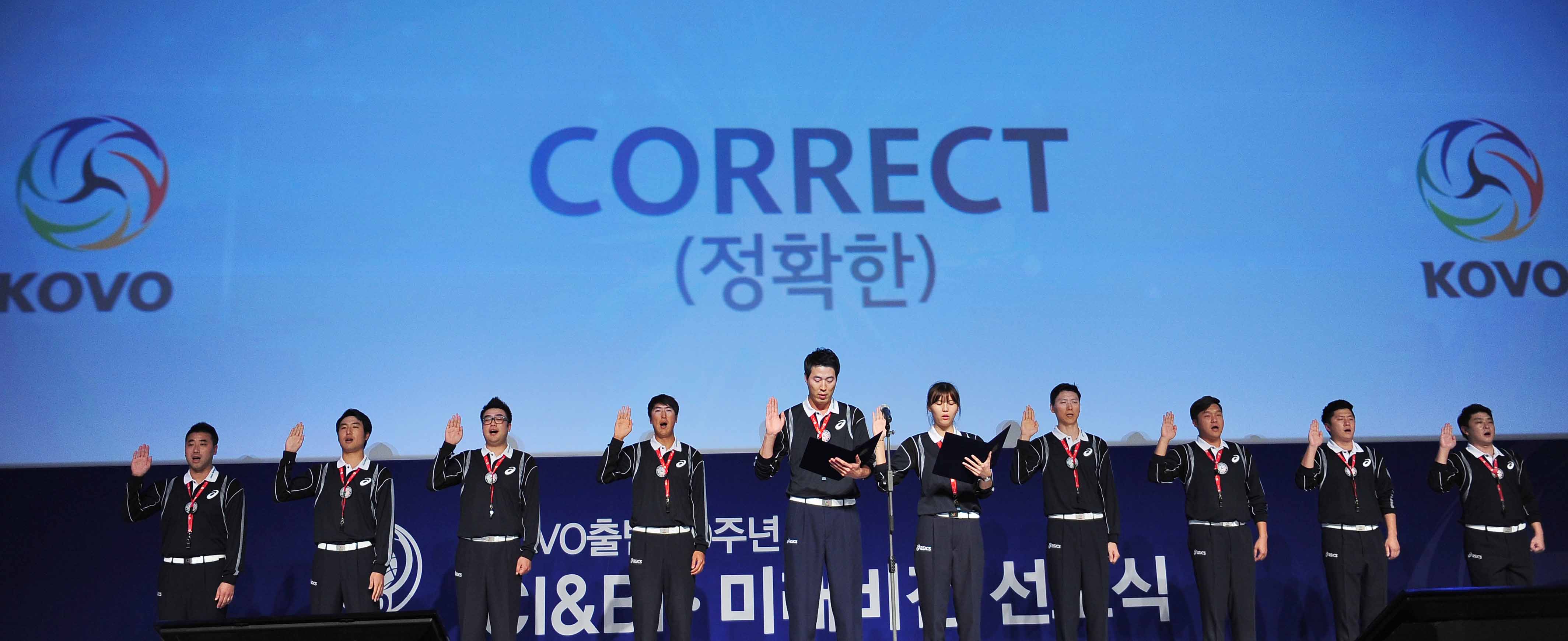 CORRECT(정확한) - 심판들이 클린 선서식을 하고 있다.