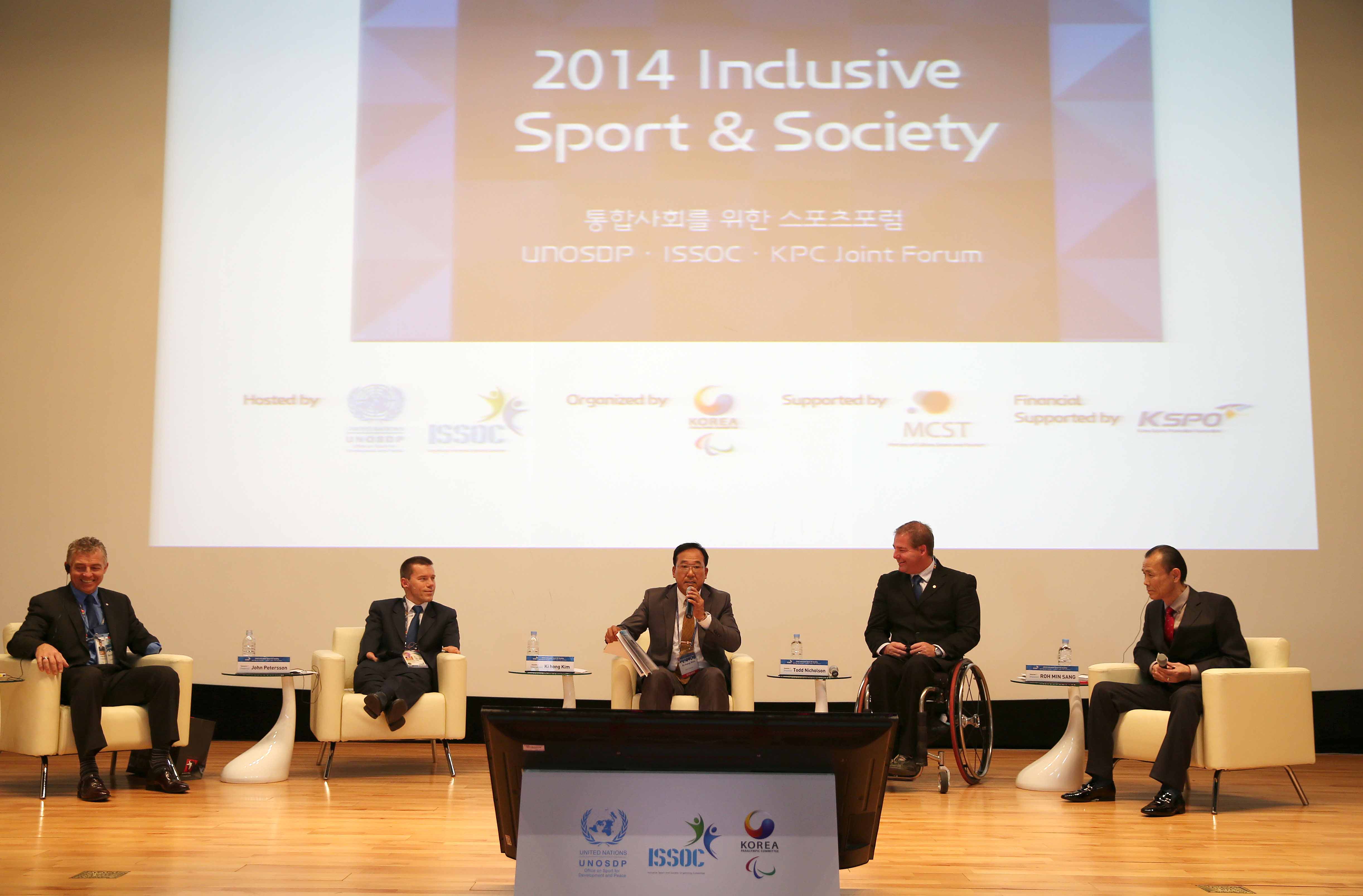 2014 Inclusive Sport& Society - 김기홍 용인대학교 특수체육교육학과 교수의 사회로 존 패터슨(John Petersson) 국제장애인올림픽위원회(IPC) 집행위원 겸 유럽패럴림픽위원회 회장, 토드 니콜슨(Todd Nicholson) 국제장애인올림픽위원회(IPC) 집행위원 겸 IPC 선수위원회 의장, 패트릭 자비스(Patrick Javis) 국제장애인올림픽위원회(IPC) 집행위원이 ‘장애인과 비장애인스포츠의 통합’이라는 주제로 토론이 진행되고 있다.