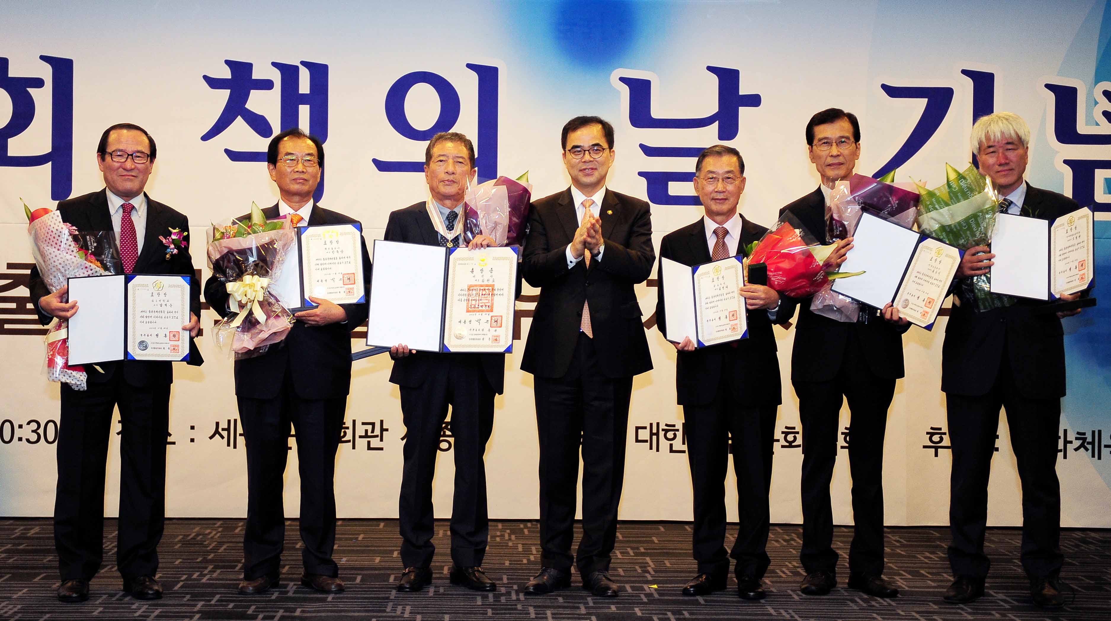 김종 문화체육관공부 제2차관이 2014 출판문화발전 유공자 정부 포상식에서 훈장, 대통령 및 국무총리 표창 수상자들과 기념촬영을 하고 있다.