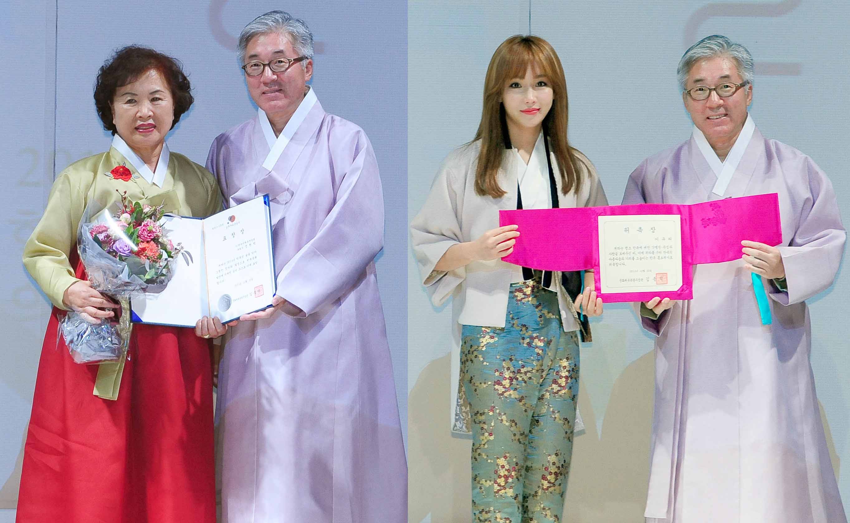 김종덕 문화체육관광부 장관이 ‘올해의 한복인 상’을 정현란씨에게 수여하고 한복 홍보대사인 이유리씨에게 한복 홍보대사 위촉장을 전달하고 있다