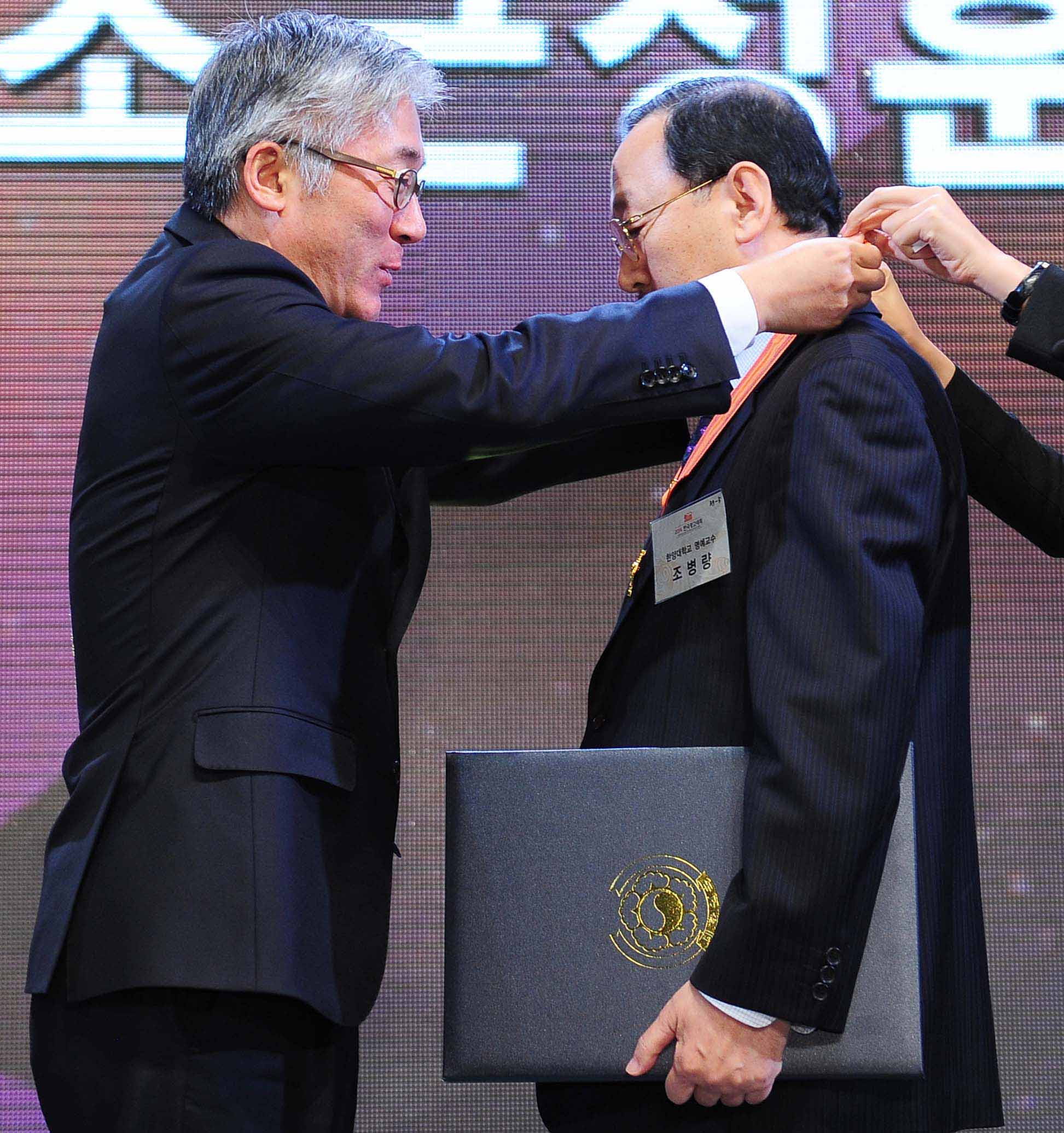 김종덕 문화체육관광부 장관이 한양대학교 조병량 명예교수에게 ‘홍조근정훈장’ 수훈