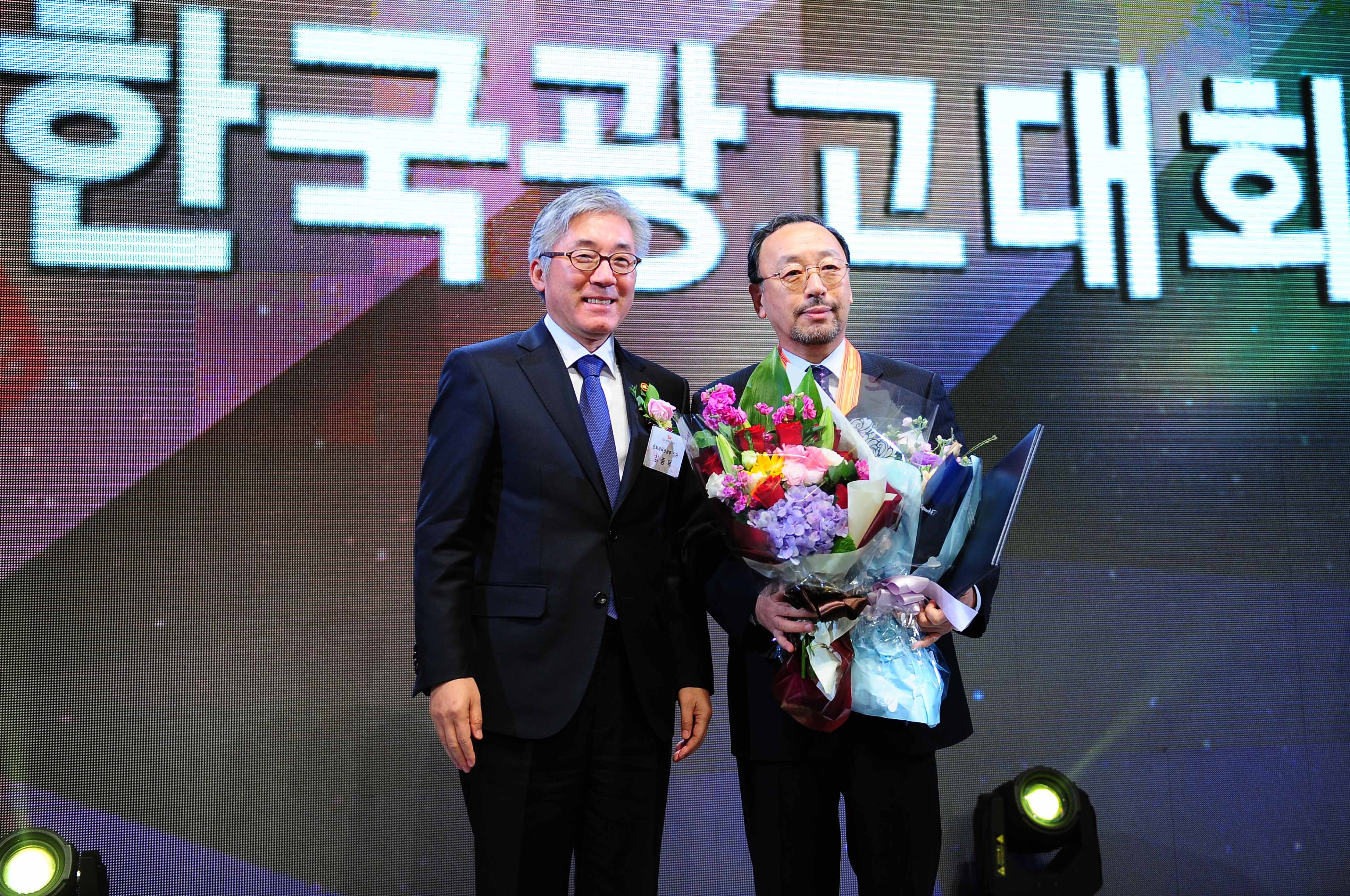 김종덕 문화체육관광부 장관이 한양대학교 조병량 명예교수에게 ‘홍조근정훈장’ 수훈을 마치고 기념촬영