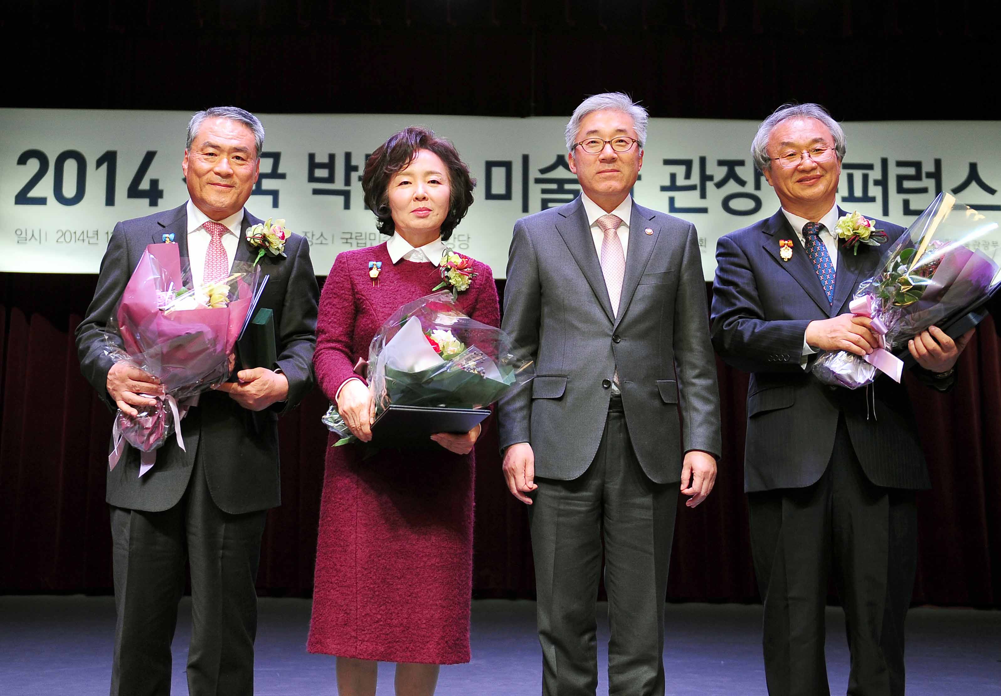 표창 수상자들과 기념촬영