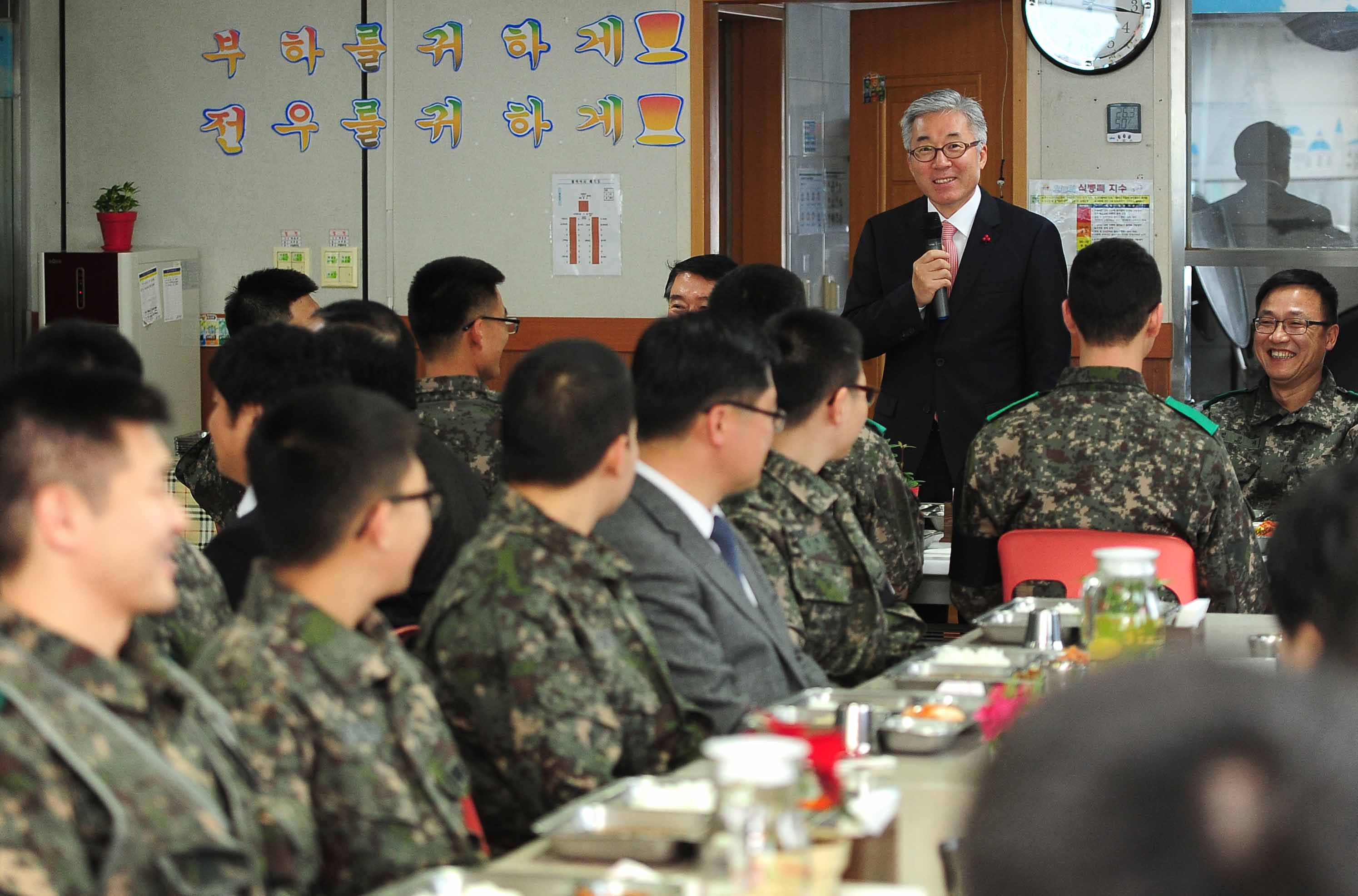김종덕 문화체육관광부 장관이 승리부대 장병들과의 오찬에 앞서 격려사를 하고 있다.