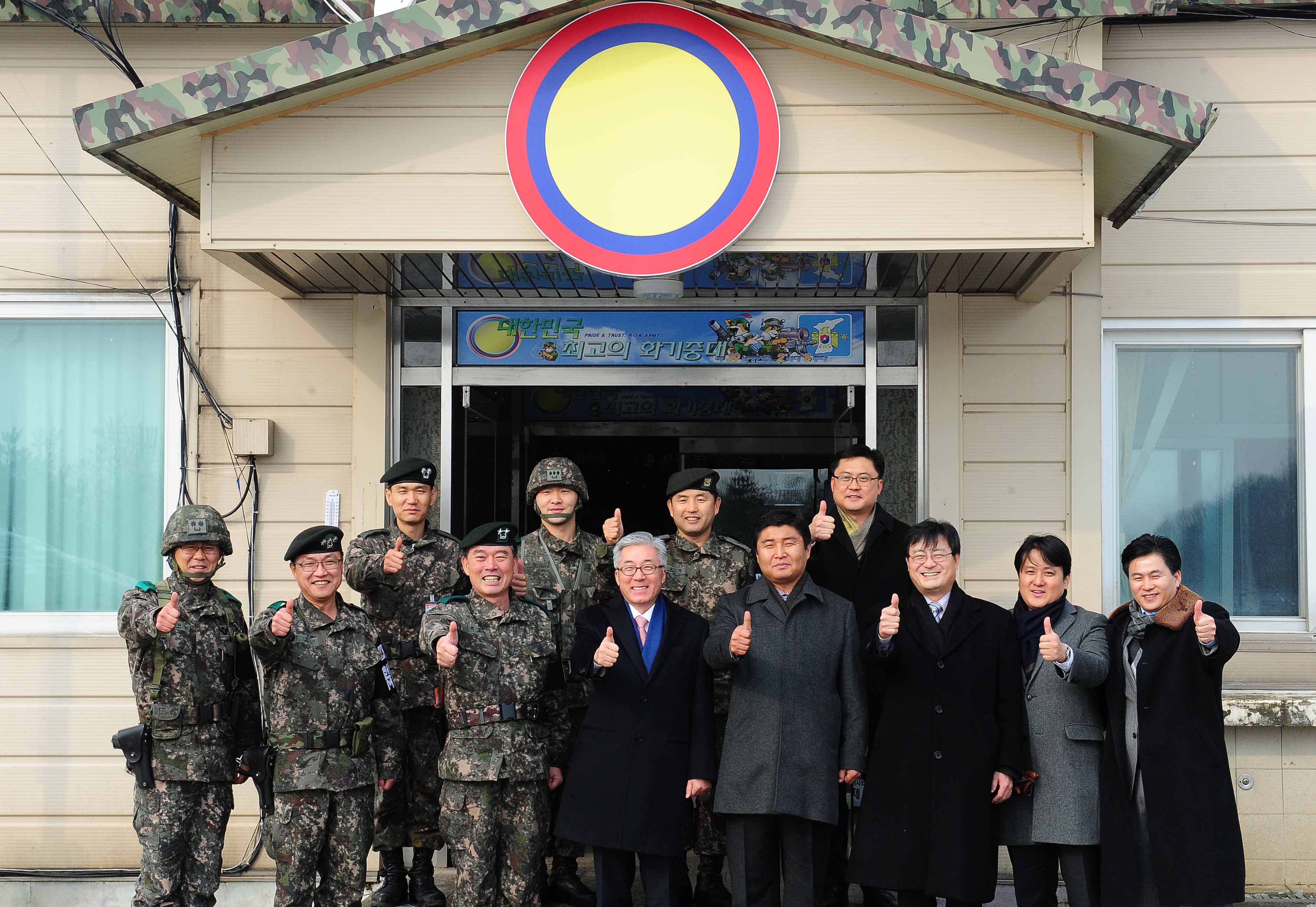 김종덕 문화체육관광부 장관이 사단장 및 부대장들과 기념촬영을 하고 있다.