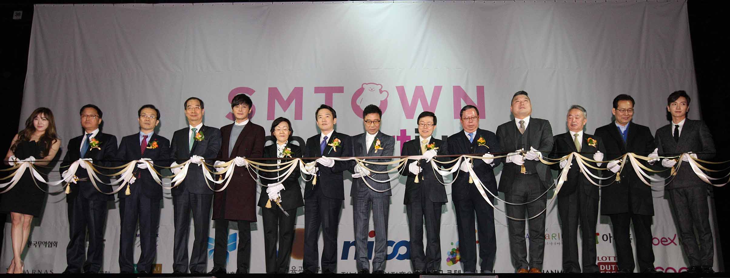 김희범 문화체육관광부 제1차관, 윤종록 미래창조과학부 제2차관, 이수만 SM엔터테인먼트 대표, 연예인 및 주요 내빈들이 오픈 퍼포먼스를 하고 있다.