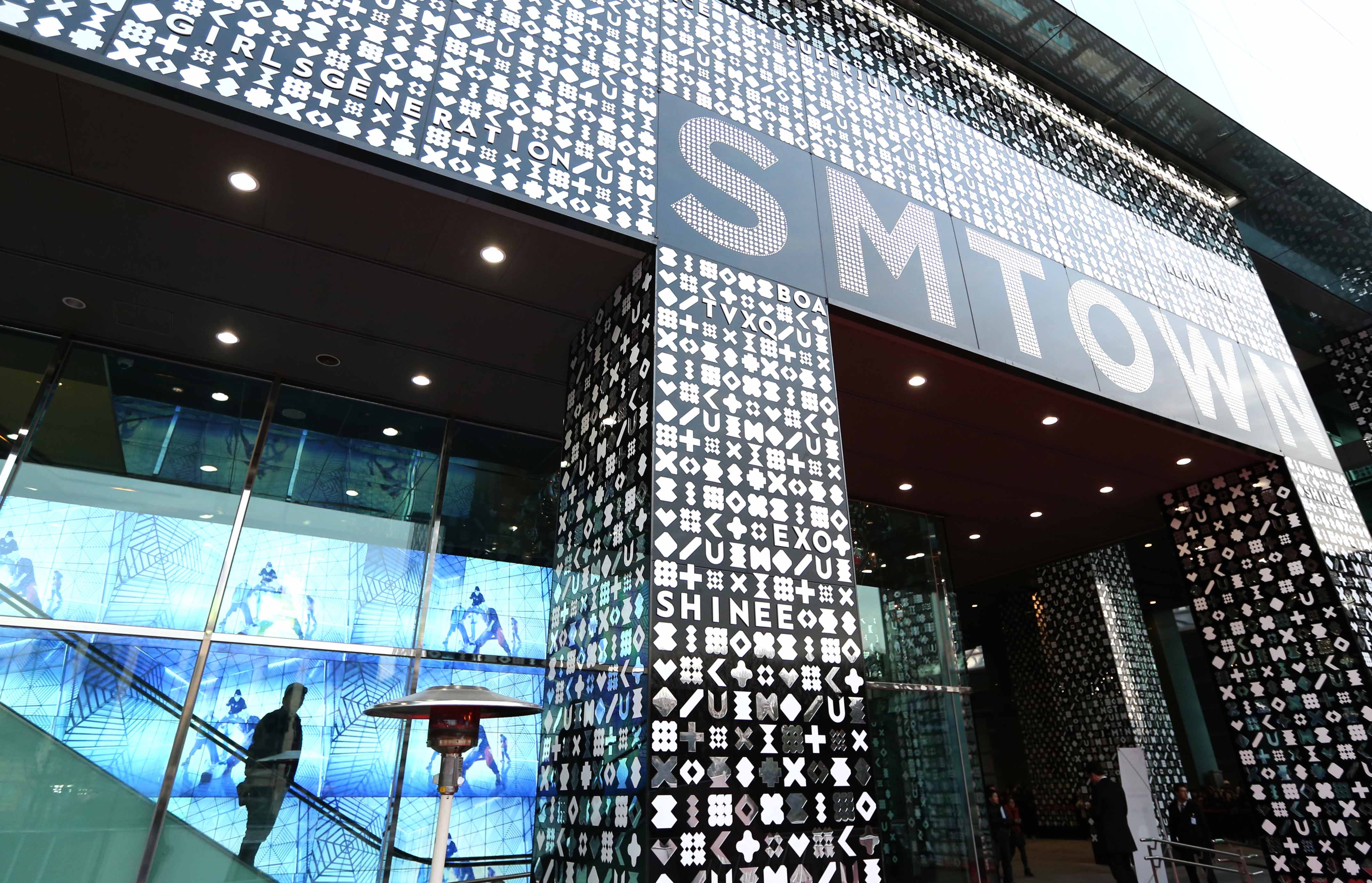 에스엠타운 극장(SMTOWN THEATRE)의 외관