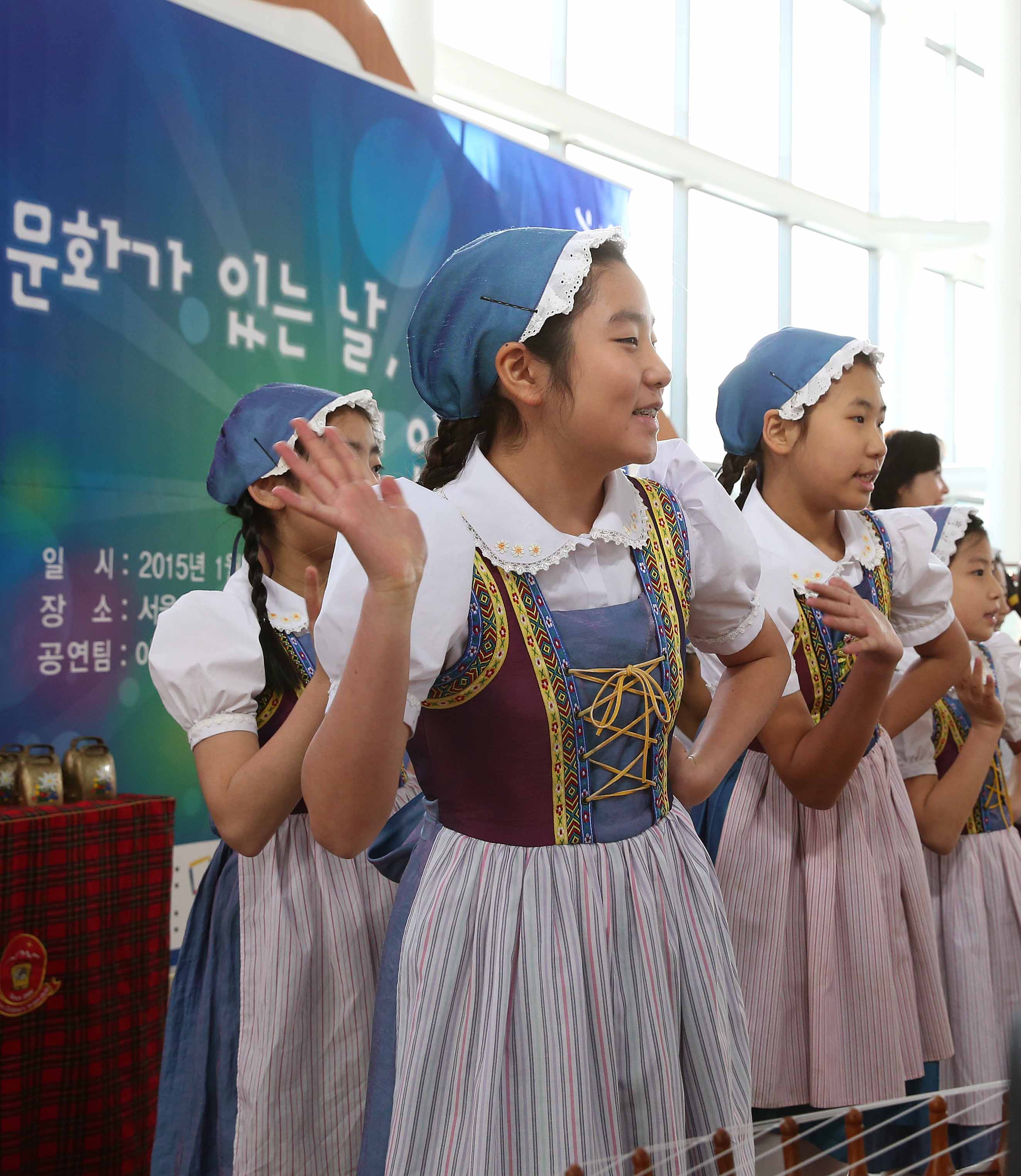 서울역에서 공연을 하는 아이들
