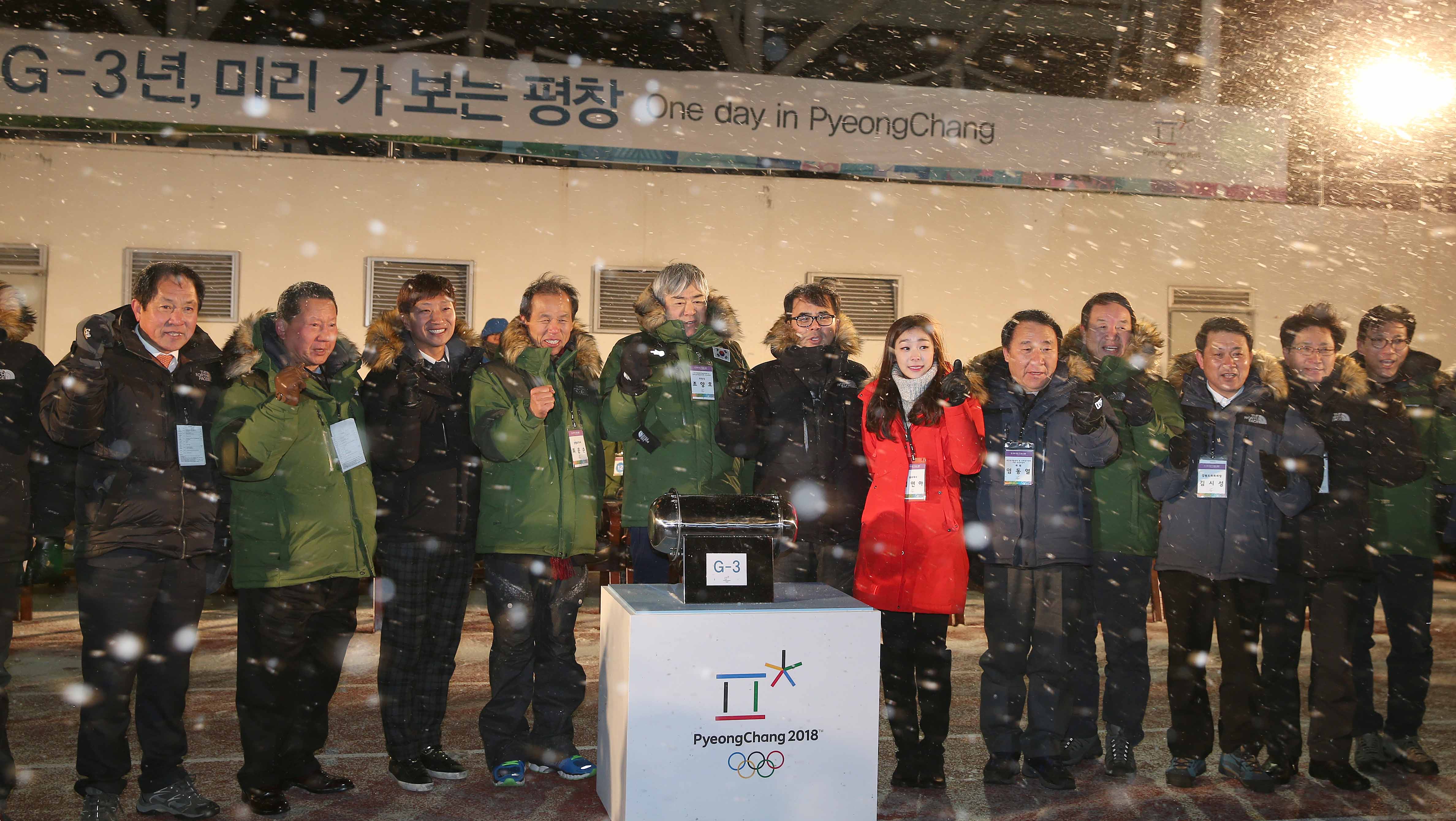 타임캡슐 앞에서 기념촬영